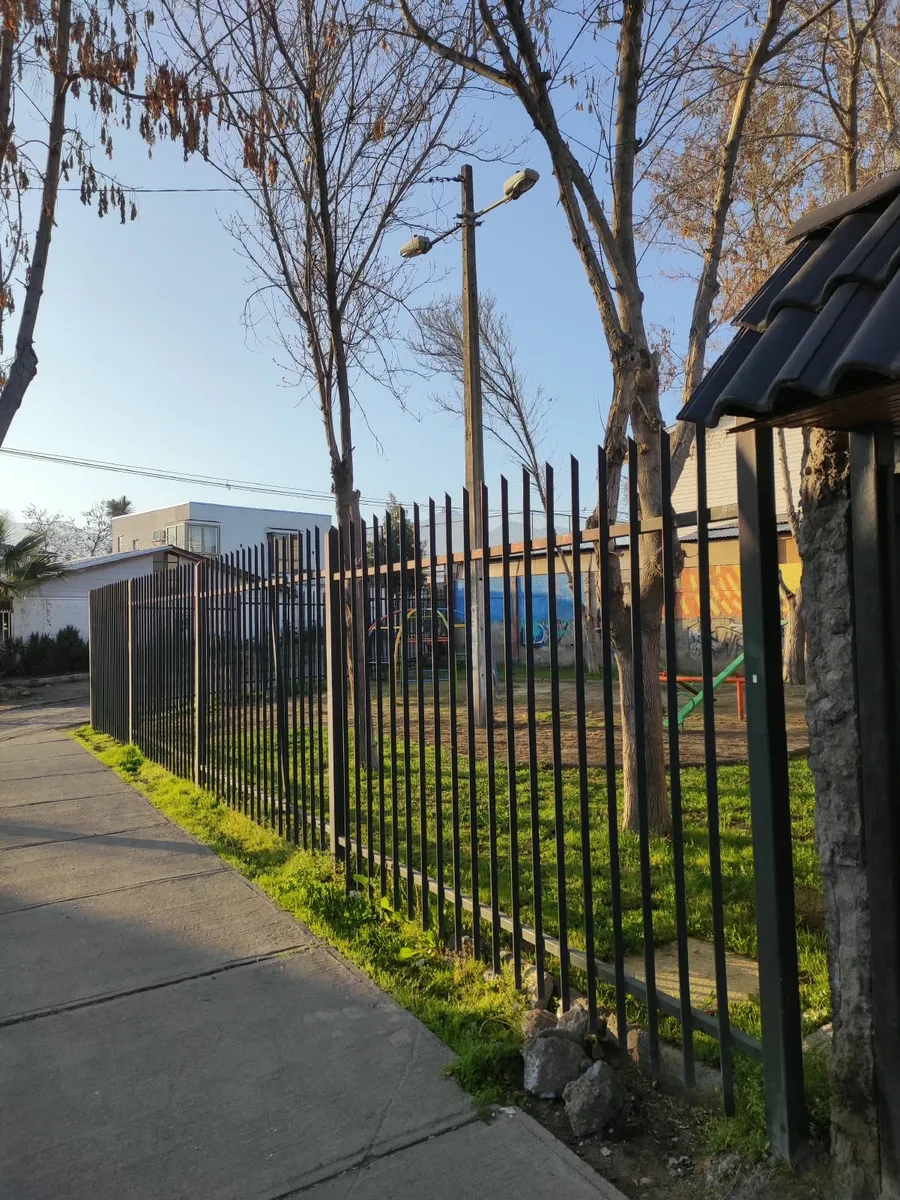 Estructura metálica de barrotes instalada junto a una plaza
